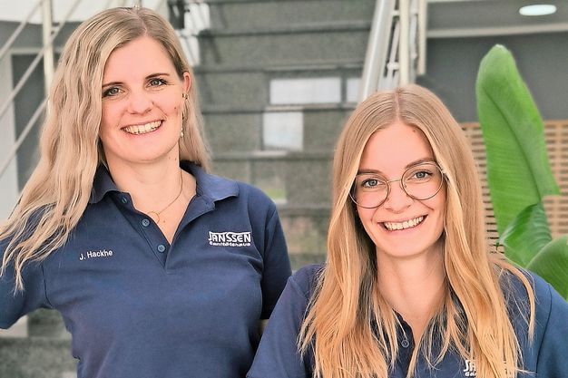 Die Schwestern Jenny Hackhe (li.) und Merle Janssen das Sanitätshaus Janssen in Emden